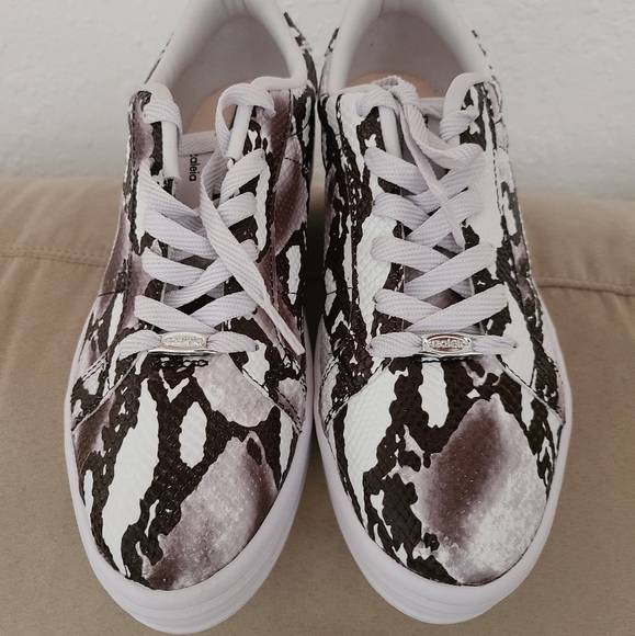 Sneakers - Picture 2 of 4